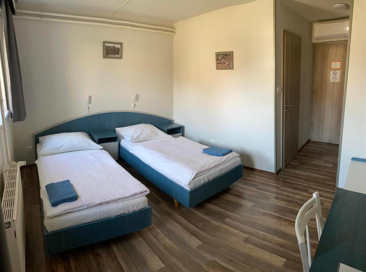 Doppel- oder Zweibettzimmer